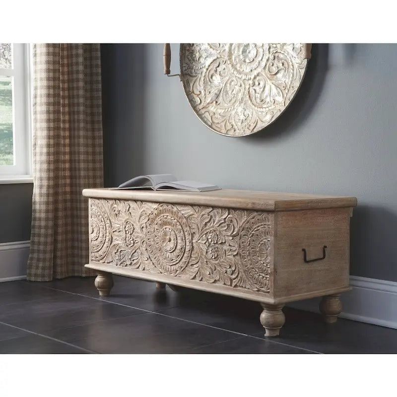 Banc de rangement sculpté médaillon blanc antique