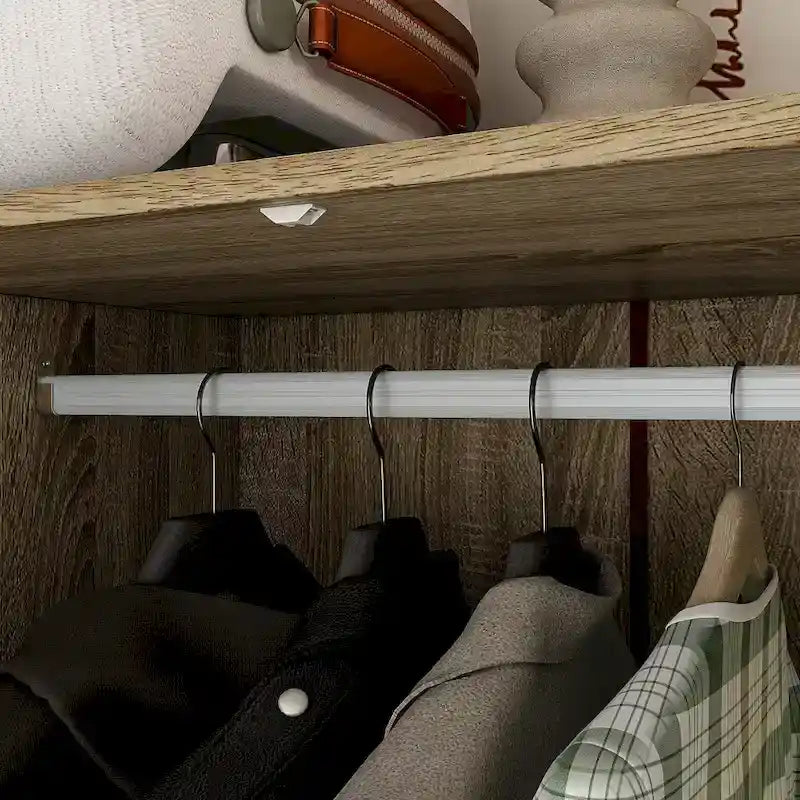 Armoire avec accents en rotin – Organiseur de vêtements spacieux et stylé