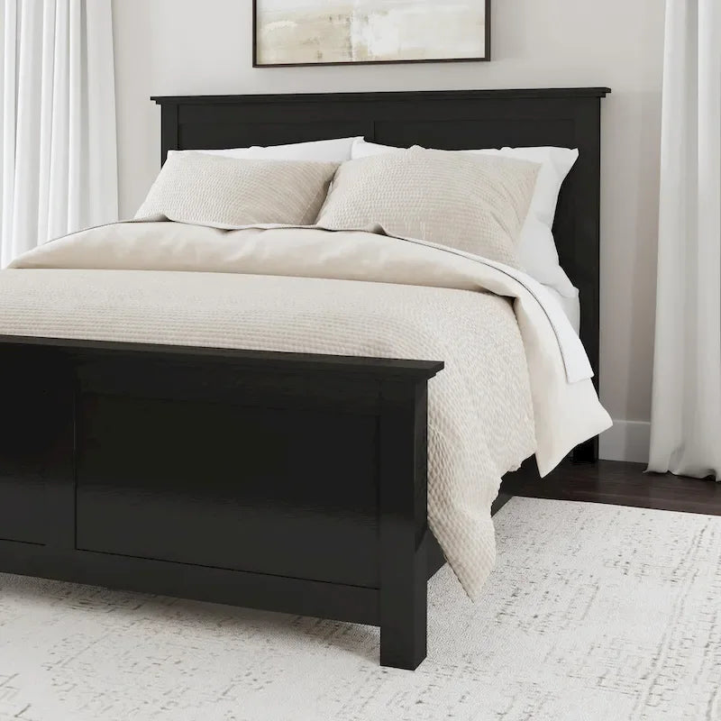 Lit Queen en bois noir avec table de chevet et commode