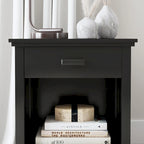 Lit Queen en bois noir avec table de chevet et commode