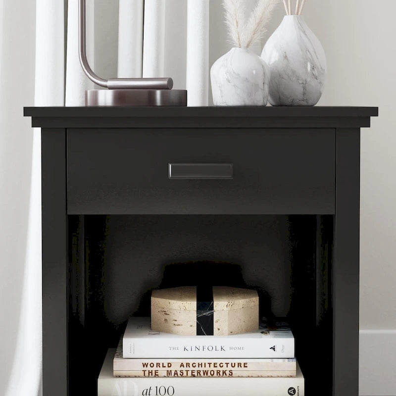 Lit Queen en bois noir avec table de chevet et commode