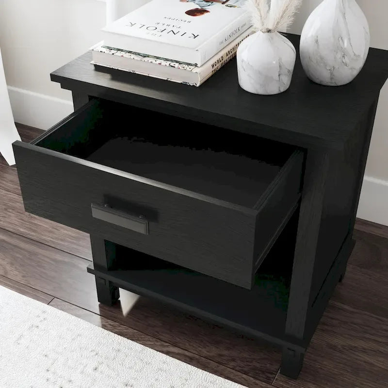 Lit Queen en bois noir avec table de chevet et commode