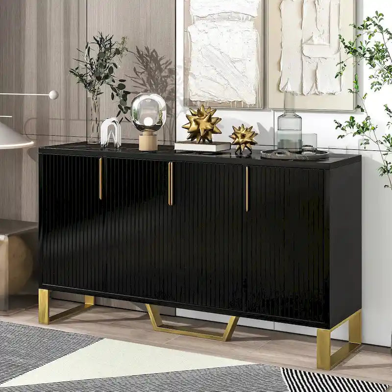 Buffet moderne à quatre portes, poignées métalliques et étagères réglables