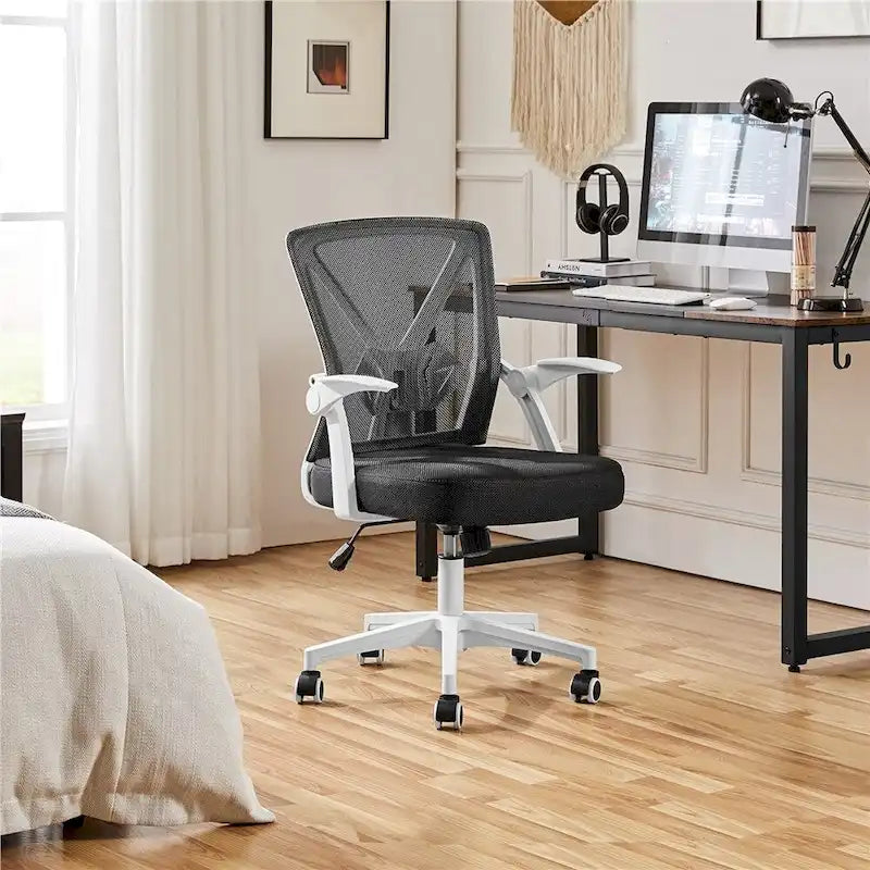 Chaise de bureau en maille avec accoudoirs relevables