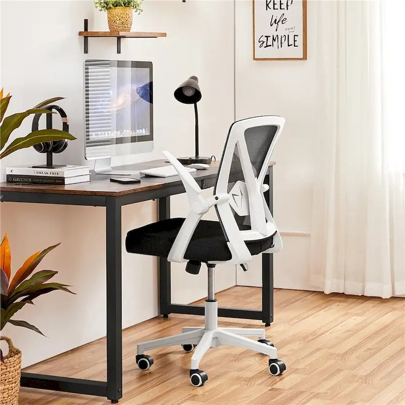 Chaise de bureau en maille avec accoudoirs relevables