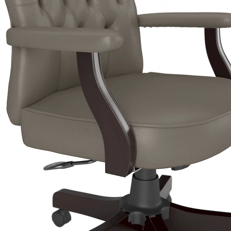 Chaise de bureau capitonnée à dossier haut avec accoudoirs